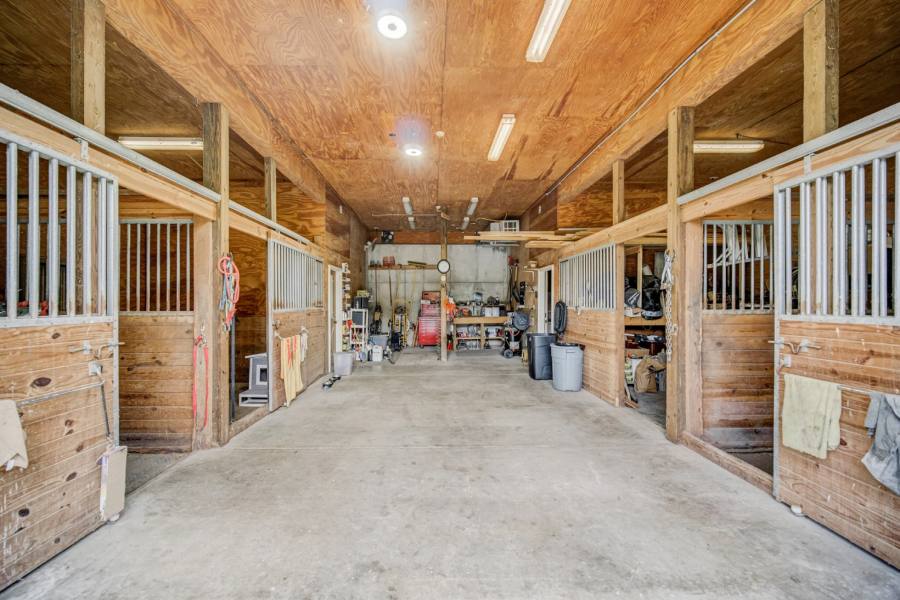 Barn with 4 Horse Stalls